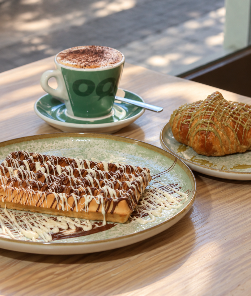 Café, gofre y croissant servidos en P’Amuri