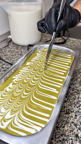 Decoración manual de una cubeta de gelato